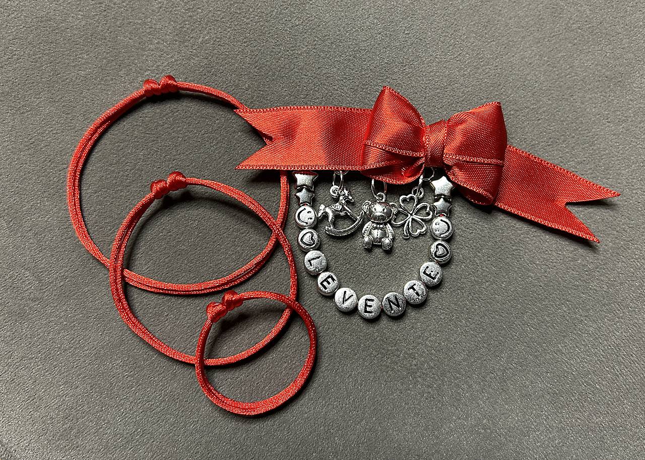 Set proti urieknutiu pre rodinku - mašlička na kočík/vajíčko s macíkom, koníkom, štvorlístkom a menom + 3x náramok