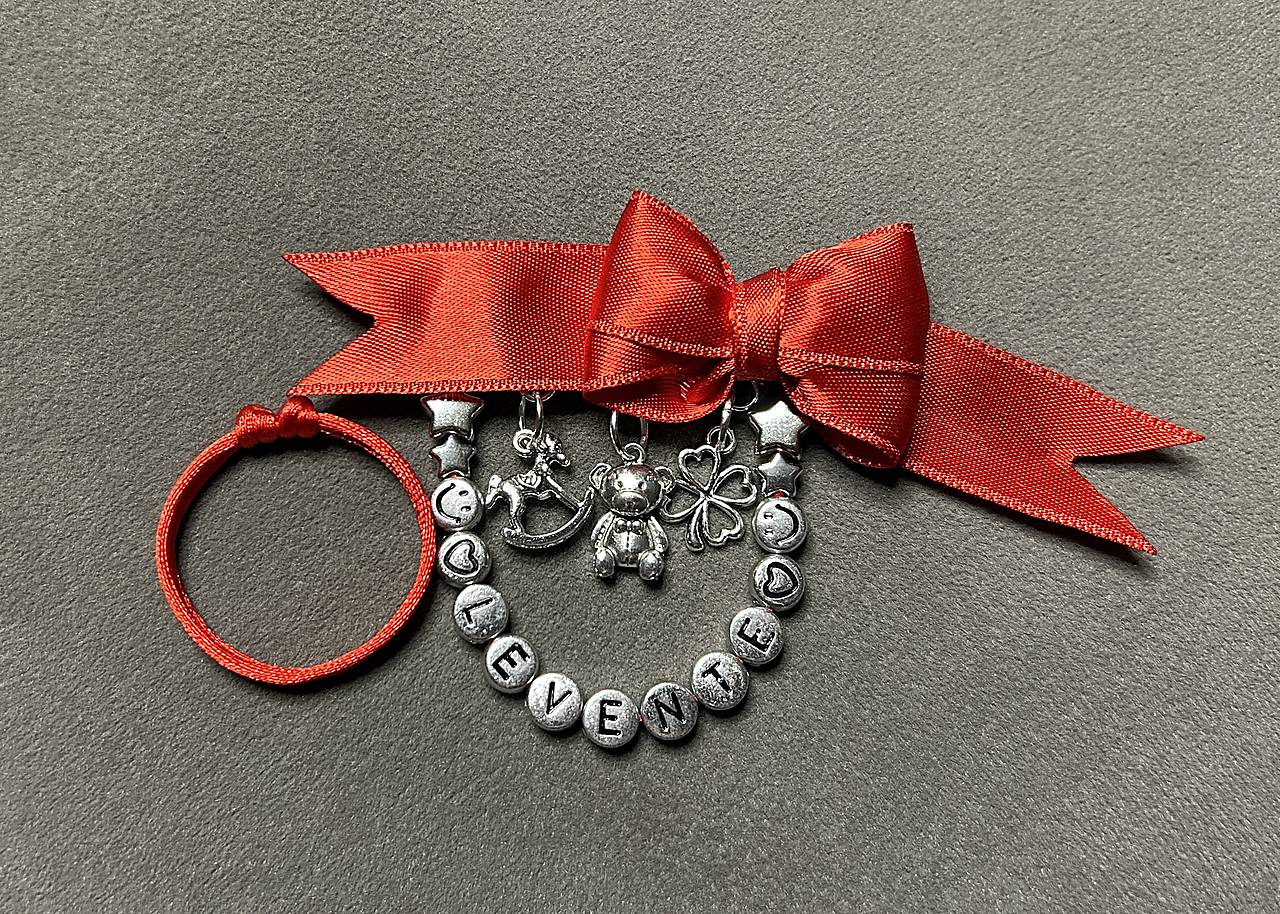 Set proti urieknutiu pre bábätko - mašlička na kočík/vajíčko s koníkom, macíkom, štvorlístkom a menom + náramok