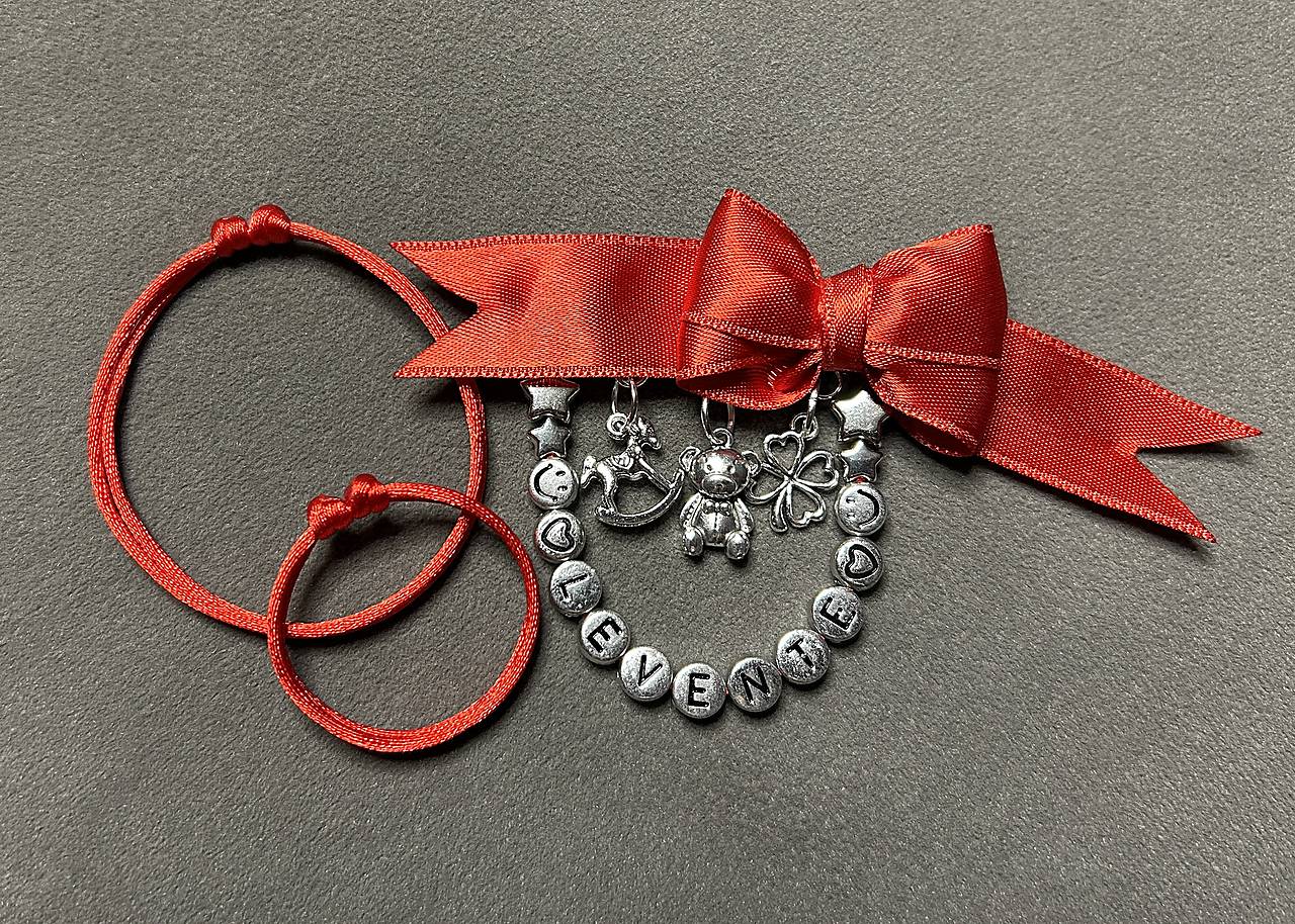 Set proti urieknutiu - mašlička na kočík/vajíčko s koníkom, macíkom, štvorlístkom a menom + 2x náramok