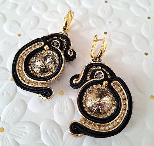 Náušnice - Čierno Zlaté ručne šité Šujtášové Náušnice so Swarovski Kryštálom - 17322208_