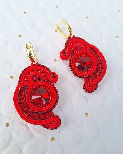 Náušnice - Červené šujtášové náušnice so swarovski kryštálom - 17322219_