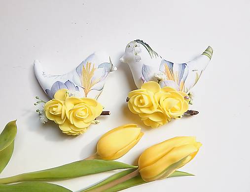 Dekorácie - Vtáčiky na zavesenie - jarné s žltými ružičkami - 17320663_