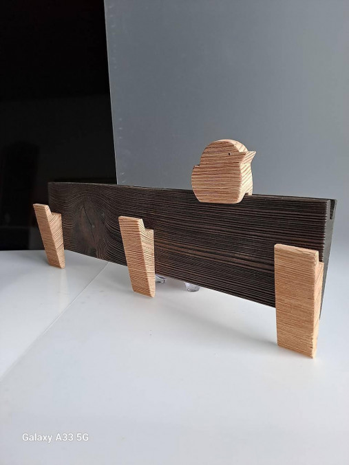 Nábytok - Drevený 3-vešiak s vtáčikom - 17323722_