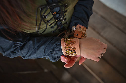 Náramky - Vyšívaný ľanový náramok - 17326592_