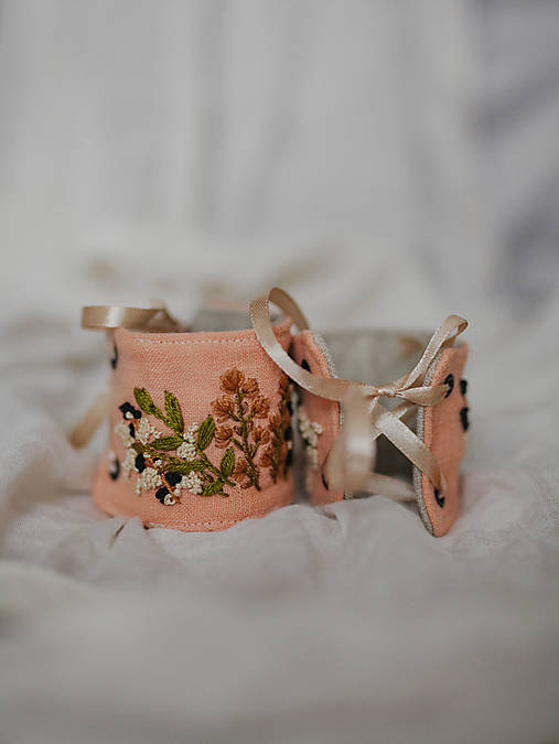 Náramky - Vyšívaný ľanový náramok - 17326596_