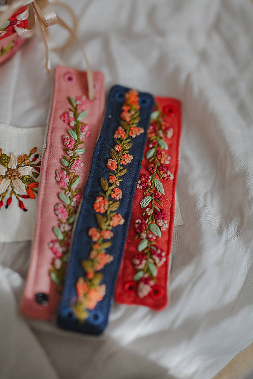 Náramky - Vyšívané ľanové náramky - 17326662_