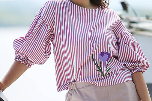 Blúzky a košele - Trendy pásik vyšívaná bavlnená blúzka - 17326558_