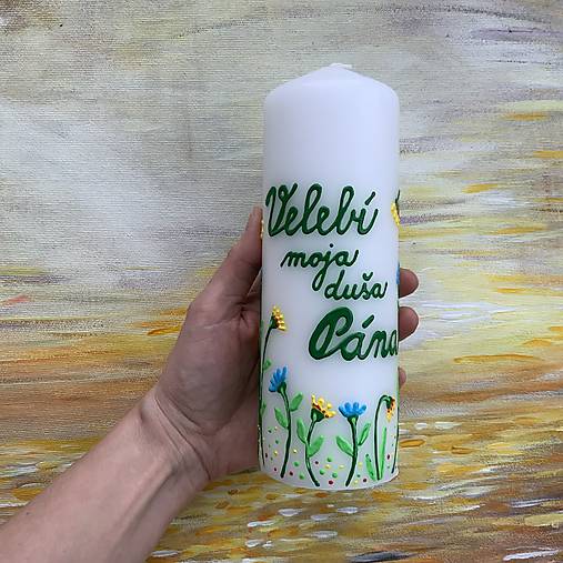 Maľovaná svieca s nápisom "Velebí moja duša Pána" (biela, 18 cm)