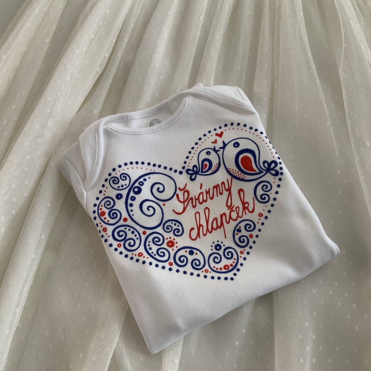 Maľované tričko s ľudovoladeným vzorom v tvare srdca a (S nápisom: “ Švárny chlapček (meno)")