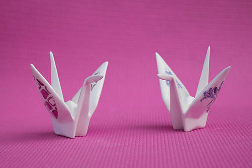 Dekorácie - Volně stojící origami jeřáb z porcelánu s dekorem - 17331464_