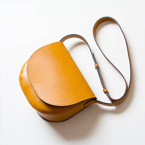 Kabelky - Kožená crossbody kabelka SADDLE MIDI  | žltá - 17331248_