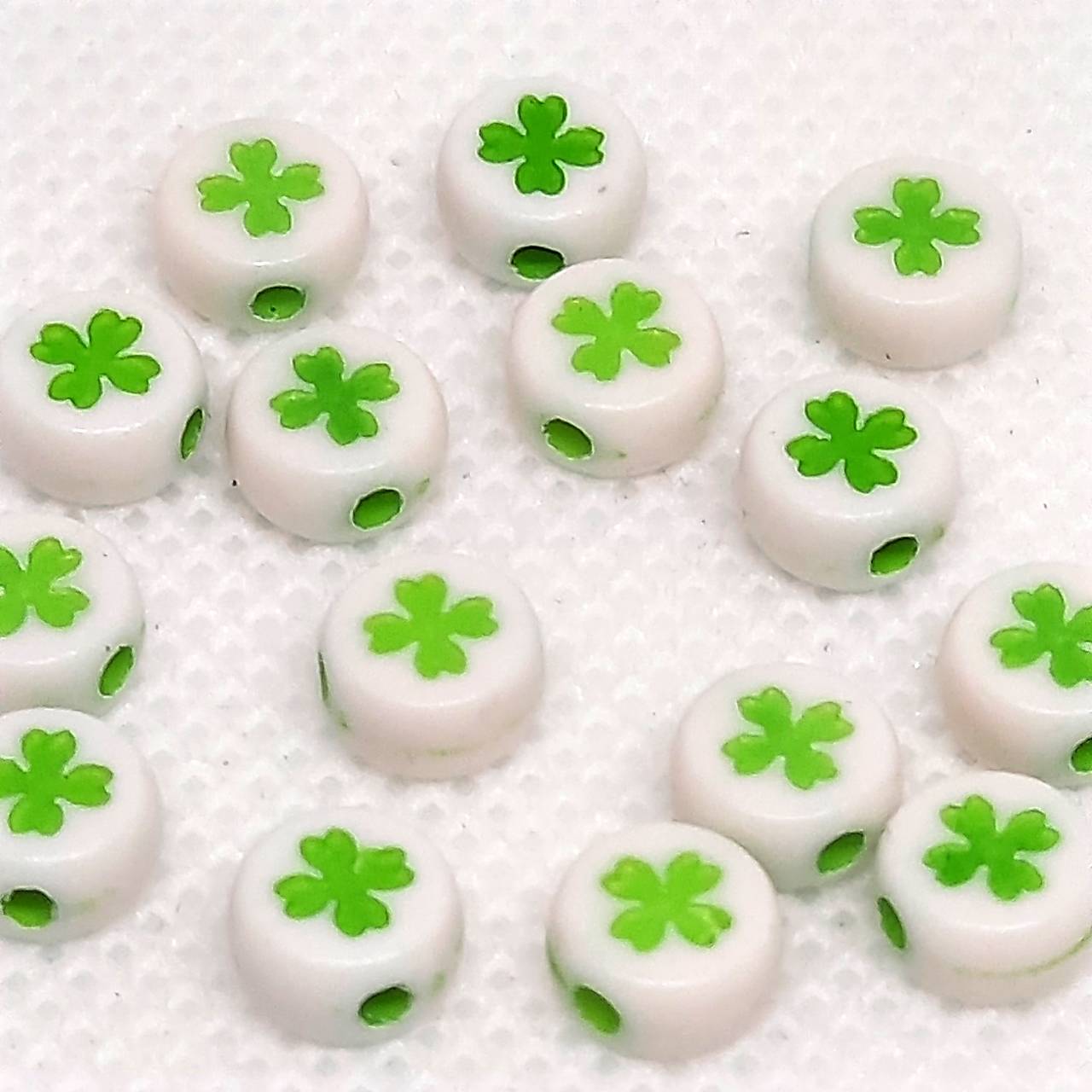 Korálky plast 7mm-10ks (štvorlístok-biela/zelená)