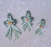 Svadobné pierka - sage green pierka s bielou (pre hostí so špendlíkom) - 17331674_