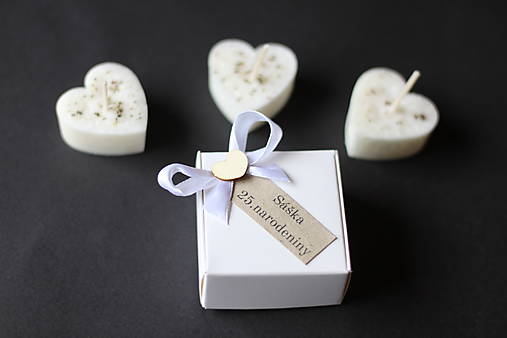 Darčeky pre svadobčanov - Bylinkové narodeninové vonné sviečky pre hostí na oslave narodenín (biele krabičky) - 17332058_