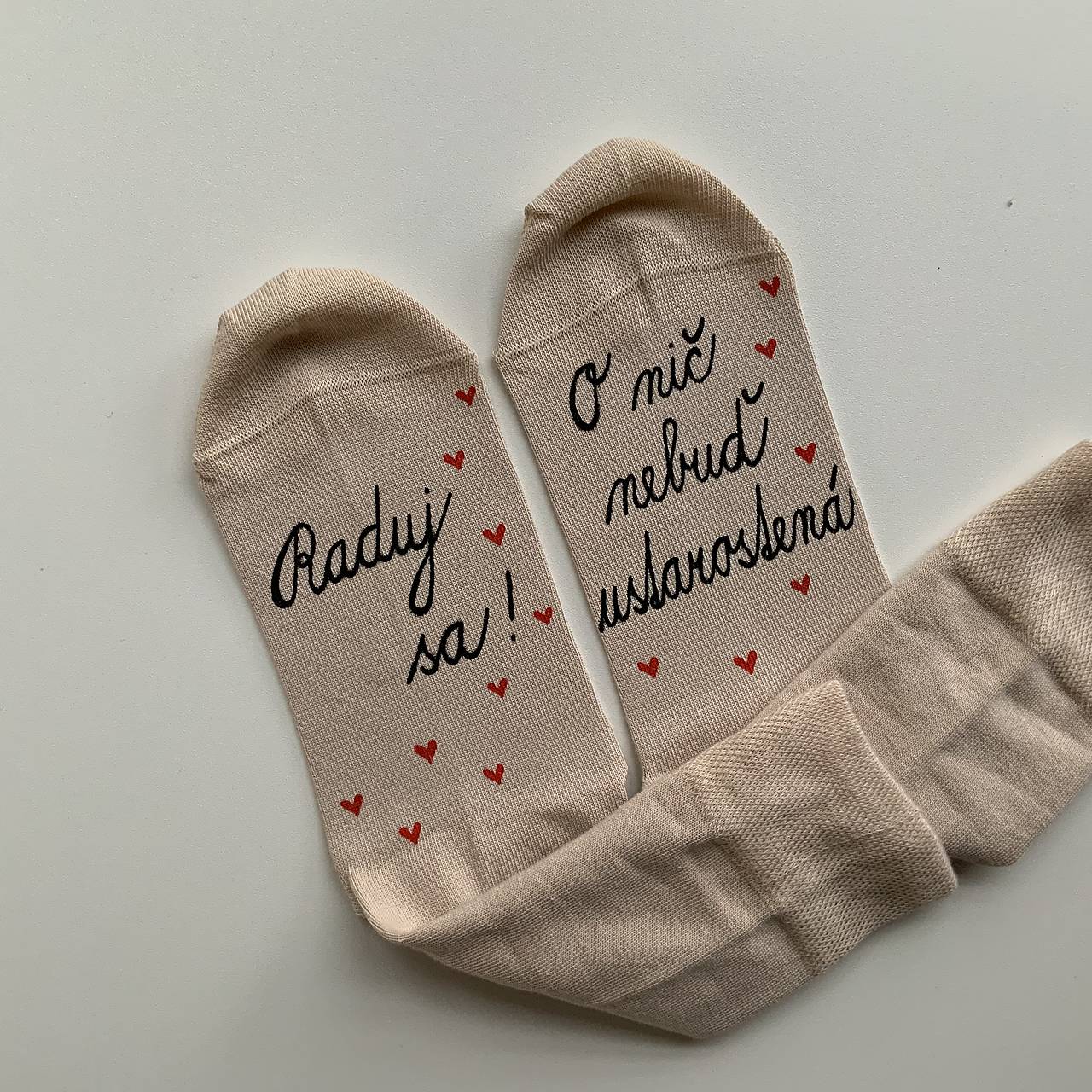 Motivačné maľované ponožky s nápisom: (”Raduj sa! O nič nebuď ustarostená!”)