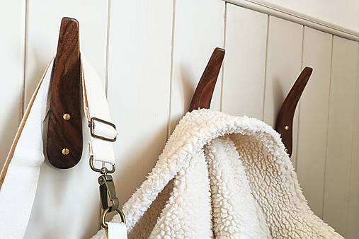 Nástenný vešiak IRISH drevo orech