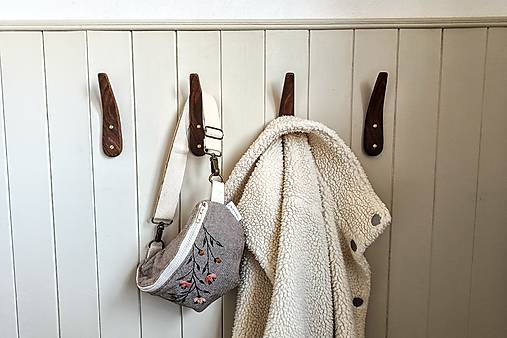 Nástenný vešiak IRISH drevo orech