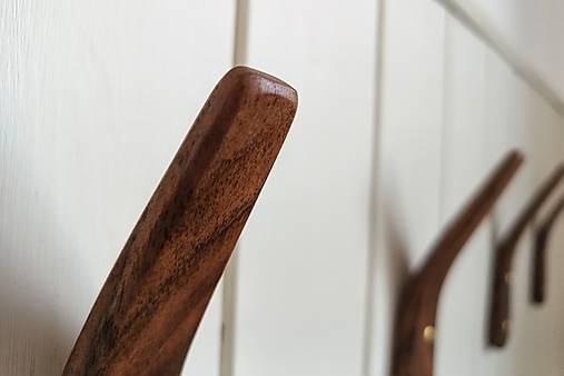 Nástenný vešiak IRISH drevo orech