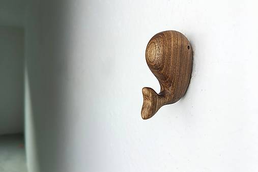 Nástenný vešiak VEĽRYBA drevo orech