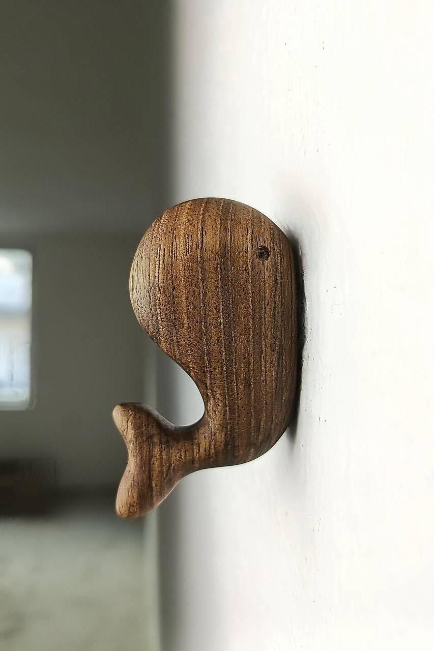 Nástenný vešiak VEĽRYBA drevo orech