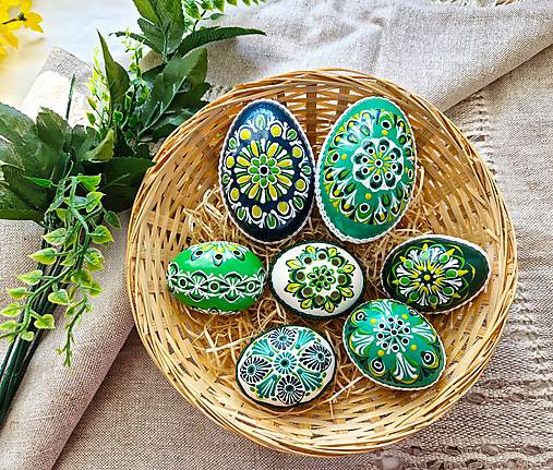 Dekorácie - Sada husacích a slepačích zelených madeira kraslíc s košíkom - 17335192_