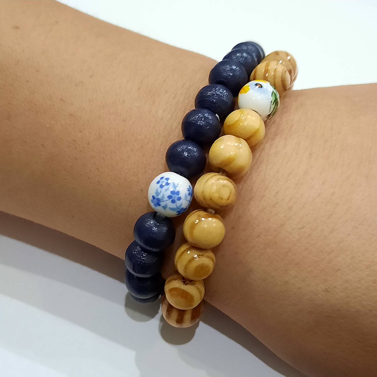 Náramok z drevených korálok