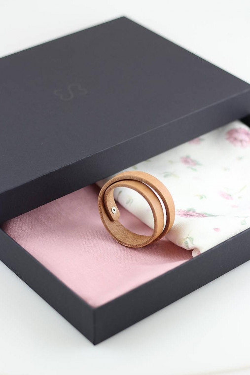 Nežná dámska ľanová šatka s kvetinovým vzorom – ľahký a elegantný doplnok na každé ročné obdobie