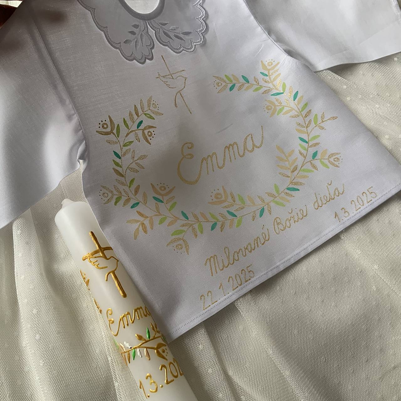 Krstná košieľka a svieca na krst maľovaná  v béžovo zlato zelenkavej s krížom s holubicou