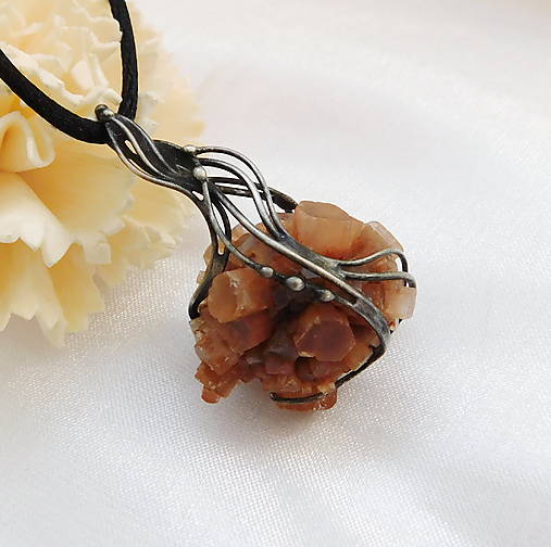 Náhrdelníky - Prívesok s aragonitom ║HALLDÓRA║ - 17349089_