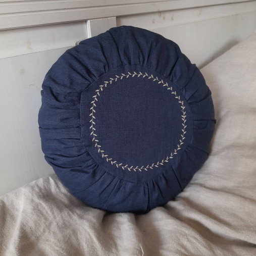 Úžitkový textil - Dekoračný vankúš okrúhly  (Modrý výšivka) - 17347276_