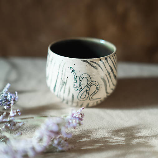 Nádoby - Šálka "pocta Zemi" (Šálka měsíc /had) - 17349763_