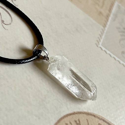 Náhrdelníky - Quartz Necklace / Náhrdelník prírodný krištáľ na povoskovanej šnúrke E062 - 17350269_