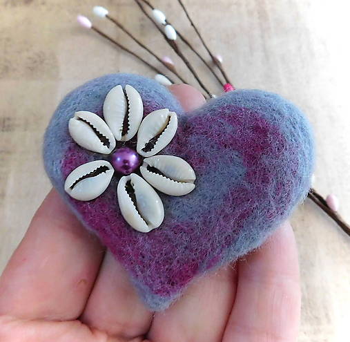 Brošne - brošňa plstené levanduľové srdce romantic mušle - 17358492_