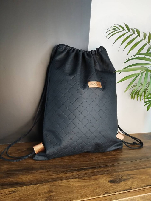 Batohy - Luxusný prešívaný vak na chrbát z koženky – elegancia a praktickosť v jednom - 17357505_