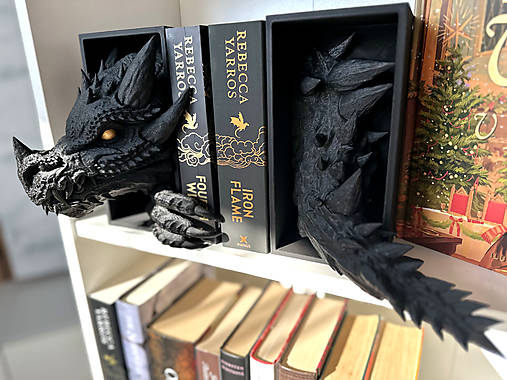 Dekorácie - Book Nook - Čierny drak so zlatým okom - 17358502_