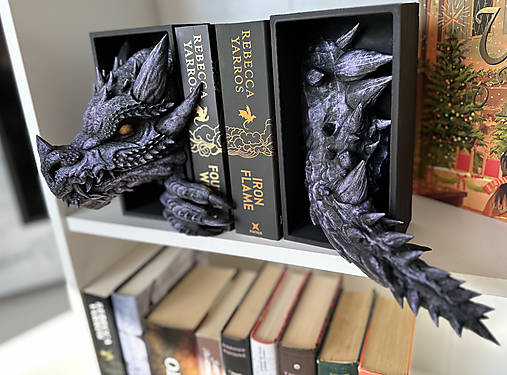 Dekorácie - Book Nook - Fialovo-čierny drak - 17358549_