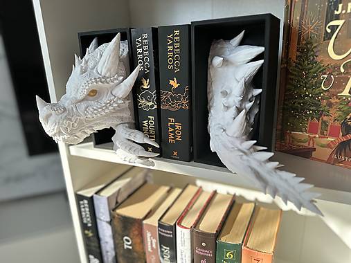 Dekorácie - Book Nook - Biely drak so zlatým okom - 17358559_