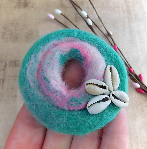 Brošne - plstená brošňa s kvietkom z mušlí  - 17359018_