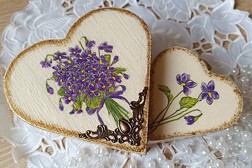 Úložné priestory & Organizácia - Drevená srdiečková šperkovnička s kytičkou fialiek - 17359679_