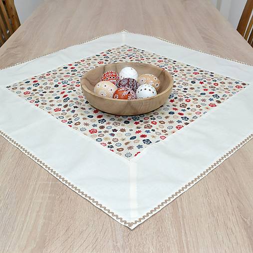 Úžitkový textil - DAMIAN - kvietky na smotanovej - obrus štvorec kombinovaný 65x65 - 17360531_
