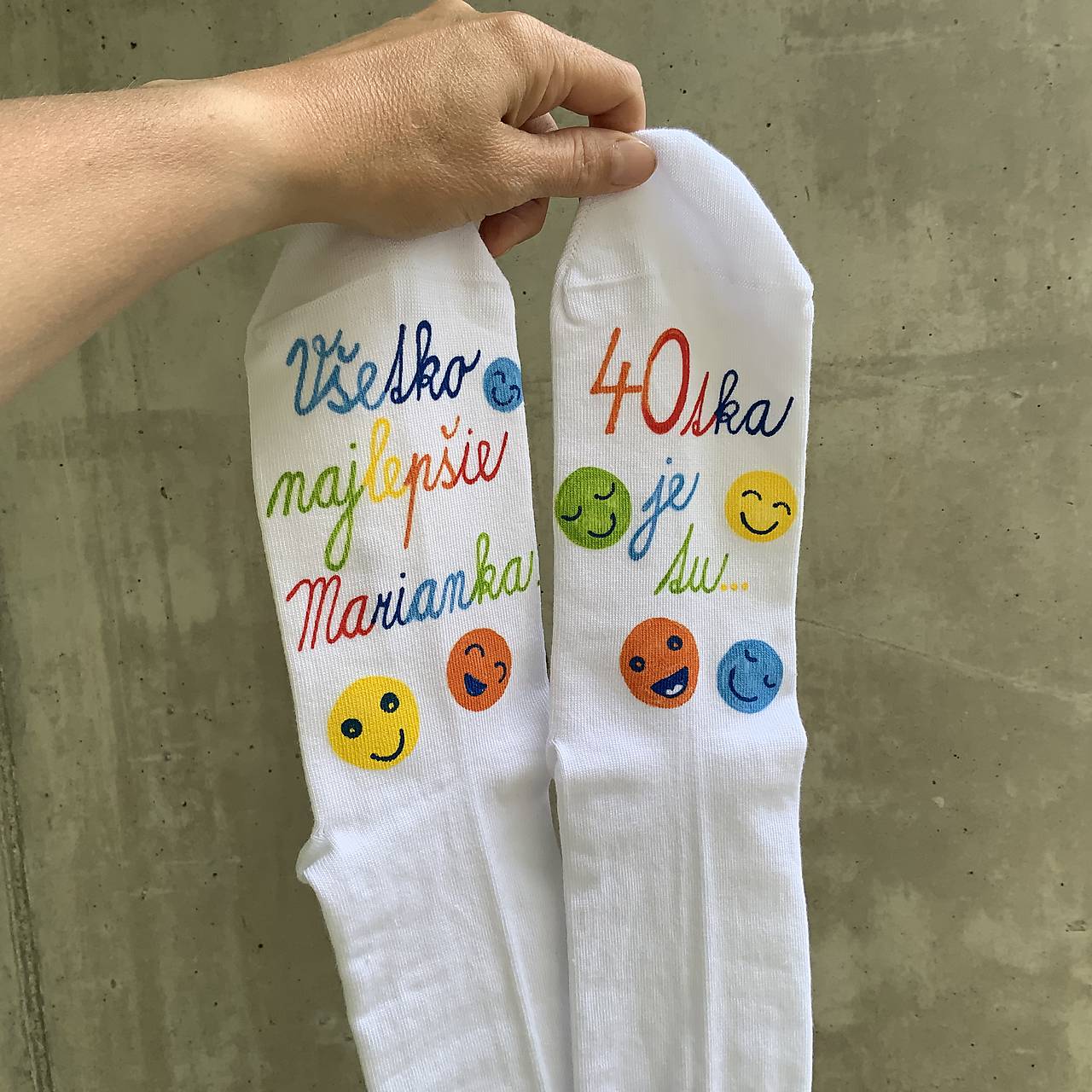 Maľované ponožky s nápisom: "Všetko najlepšie ((meno) 40tka je tu!" (biele s farebnými smajlíkmi))