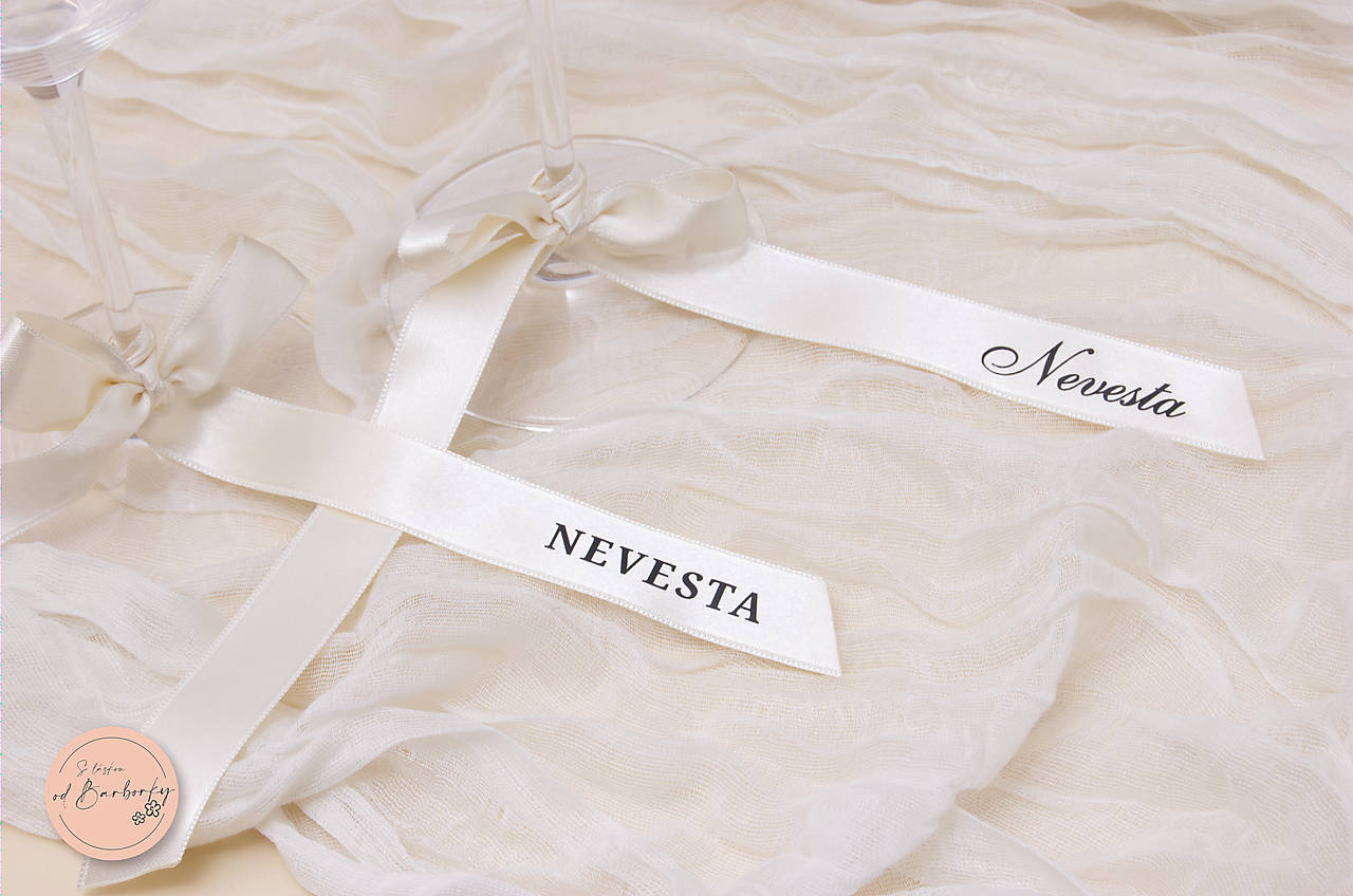 Menovka - saténová stuha #710 (farba White gold, čierne písmo)