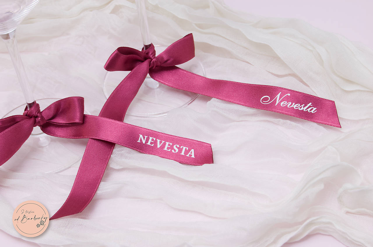 Menovka - saténová stuha (farba Rasberry, biele písmo)
