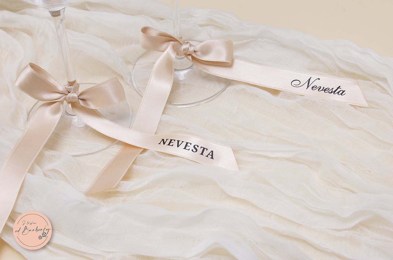 Menovka - saténová stuha #720 (farba Champagne, čierne písmo)