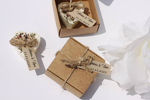 Darčeky pre svadobčanov - Bylinkové vonné svadobné sviečky pre hostí  (v hnedej krabičke s visačkou) - 17362934_