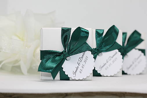 Darčeky pre svadobčanov - Bylinkové vonné svadobné sviečky pre hostí  (v bielej krabičke s okrúhlou visačkou) - 17362940_