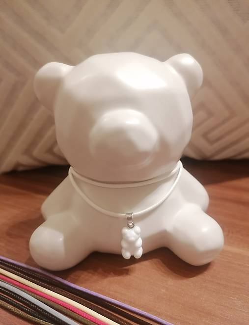 Náhrdelníky - Medvedík Haribo biely -prívesok  - 17362712_