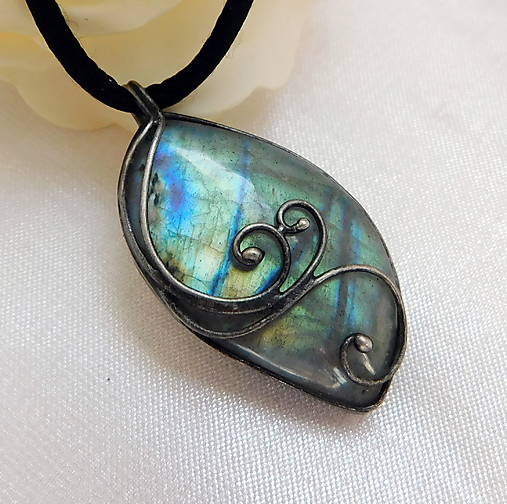 Náhrdelníky - Prívesok s labradoritom ║HULDA║ - 17366624_