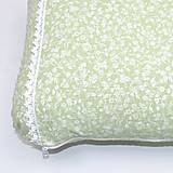 Úžitkový textil - Biele kvietky na zelenej - obliečka na cestovný vankúš - 17365205_