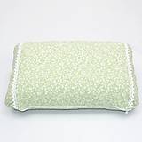 Úžitkový textil - Biele kvietky na zelenej - obliečka na cestovný vankúš - 17365207_